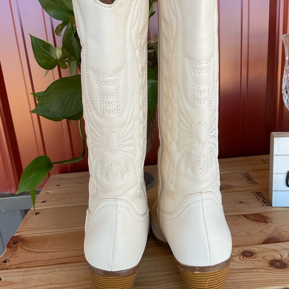 Tinstree Women's White Western Cowboy Boots - Classic Stitch Detail. Size 10 - Picture 5 of 8
